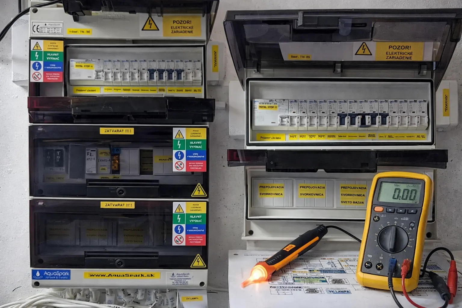 Elektrický rozvádzač bazénovej technológie a merací prístroj